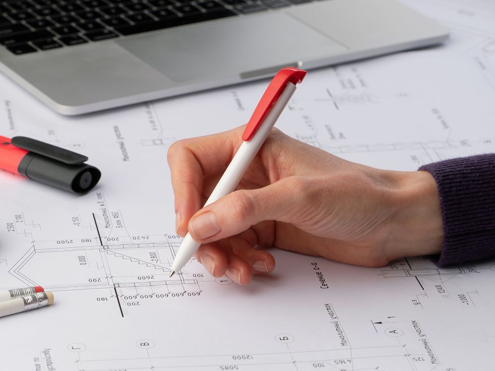 Ручка шариковая Favorite, белая с красным арт.25900.65