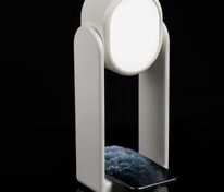 Настольная лампа с зеркалом и беспроводной зарядкой Tyro, белая арт.13370.60