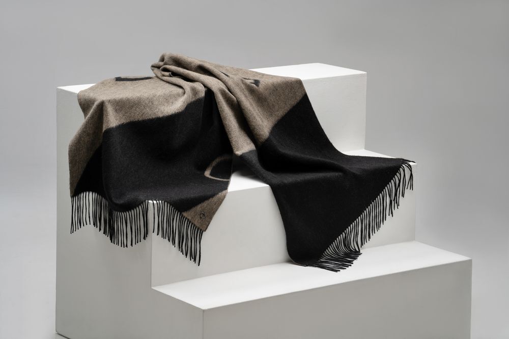 Палантин Charming, черный с бежевым арт.15987.31