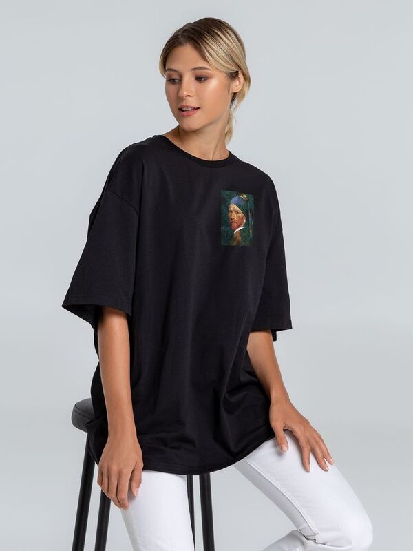 Футболка оверсайз &laquo;Мужчина с жемчужной сережкой&raquo;, черная арт.71505.30