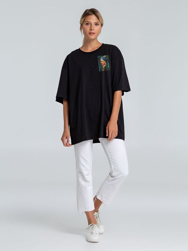 Футболка оверсайз &laquo;Мужчина с жемчужной сережкой&raquo;, черная арт.71505.30