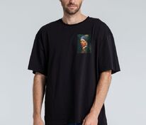 Футболка оверсайз &laquo;Мужчина с жемчужной сережкой&raquo;, черная арт.71505.30