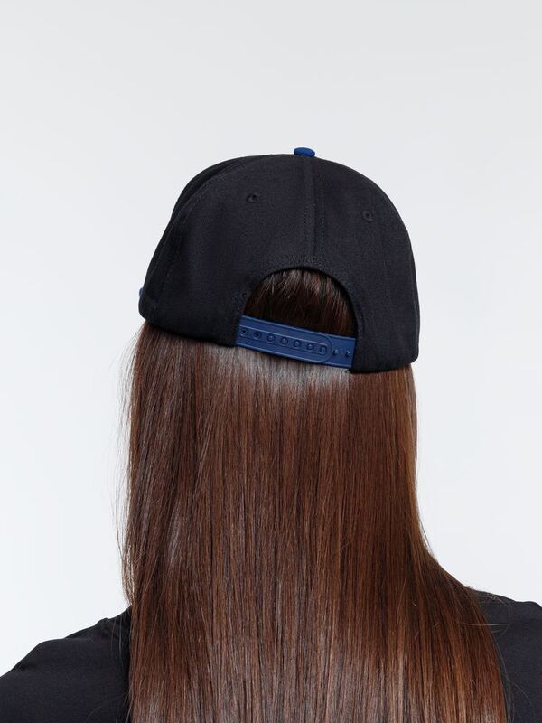 Бейсболка Foreside с прямым козырьком, черная с синим арт.16940.34