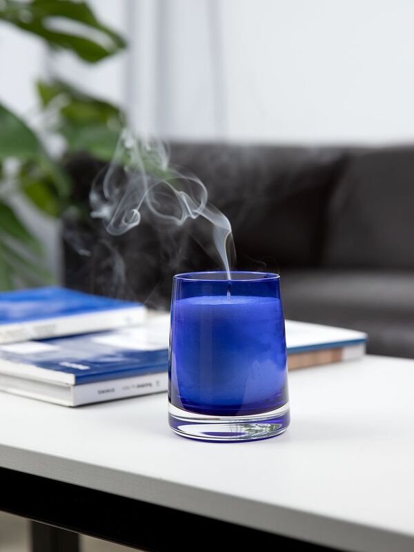 Ароматическая свеча Fragnola, пряная древесина и кардамон, темно-синяя арт.17354.44