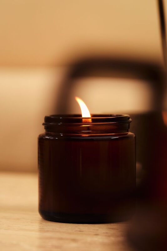 Свеча ароматическая Calore, кедр и кожа арт.16224.56